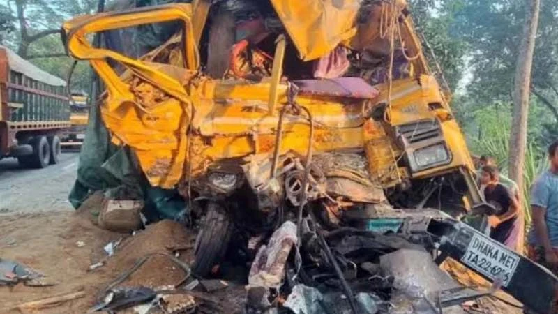 নাটোরে বাস-ট্রাক সংঘর্ষ: নিহতের সংখ্যা বেড়ে ১৪