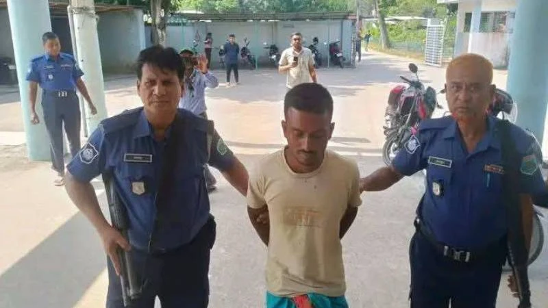 পাবনায় নেশার টাকা না পেয়ে মাকে হত্যা, ঘরের দরজা ভেঙে ছেলেকে গ্রেপ্তার