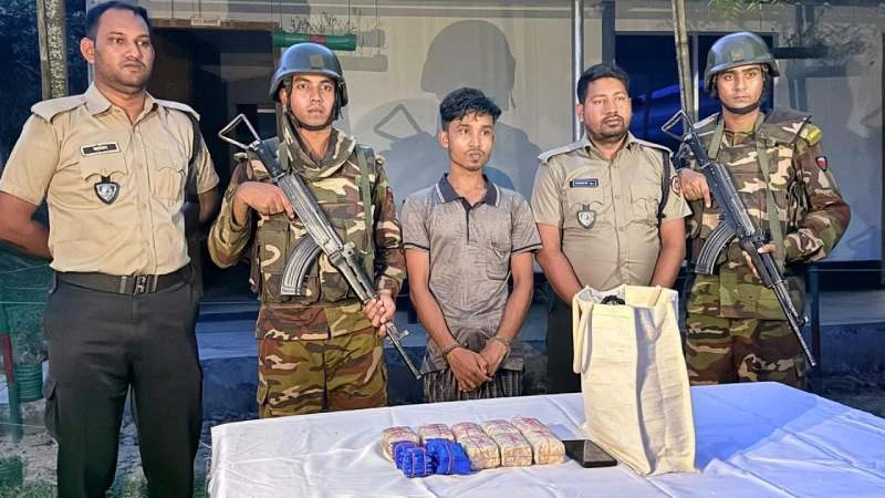 কক্সবাজারে ২০ হাজার ইয়াবাসহ রোহিঙ্গা যুবক গ্রেপ্তার