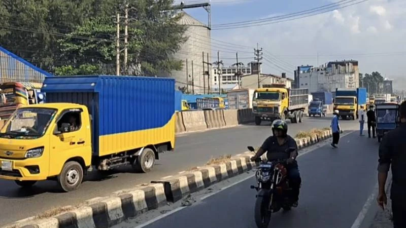 গাজীপুরে ঢাকা টাঙ্গাইল মহাসড়কে ২ ঘণ্টা পর যানচলাচল স্বাভাবিক