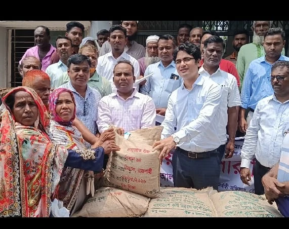 রৌমারীতে প্রান্তিক কৃষকদের মাঝে বিনামূল্যে আমন ধানের বীজ ও সার বিতরণ