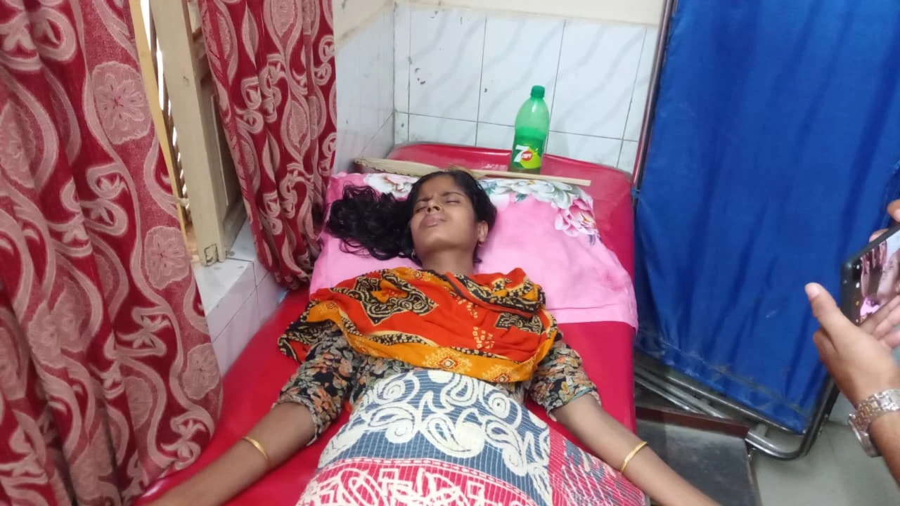 ঈশ্বরদীতে শিক্ষিকাকে পিটিয়ে যখম