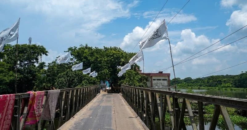 ফুটবল নয়, কালিমার পতাকায় সেজেছে টুঙ্গিপাড়ার বর্নি বাজার ব্রিজ