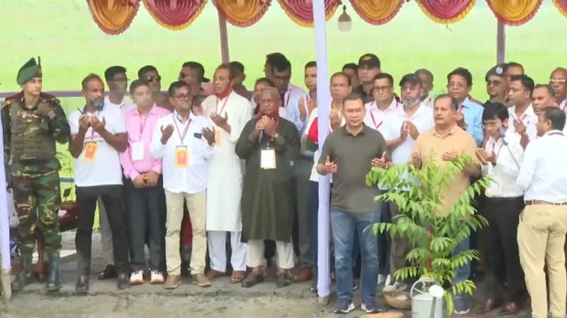 বরিশাল পৌঁছে বৃক্ষরোপণ কর্মসূচিতে অংশ নিলেন প্রধানমন্ত্রী