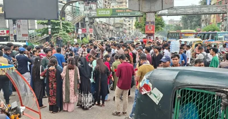 শিক্ষামন্ত্রীর পদত্যাগ দাবিতে সাইন্সল্যাবে অবরোধ