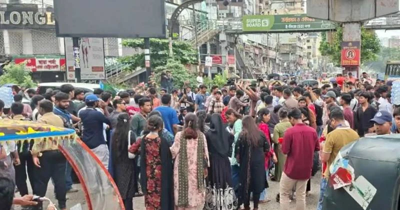 সায়েন্সল্যাব ছেড়ে শিক্ষা বোর্ড অভিমুখে শিক্ষার্থীরা, পথে পুলিশি বাধা