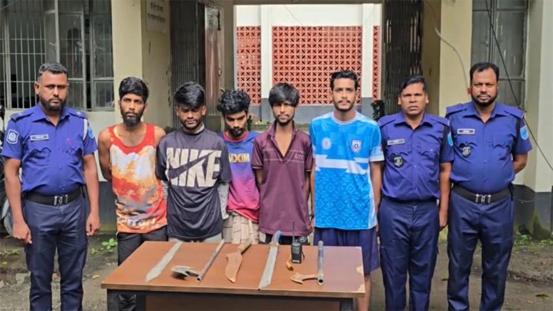 পলাশে ডাকাতির প্রস্তুতিকালে দেশীয় অস্ত্রসহ ৫ জন আটক