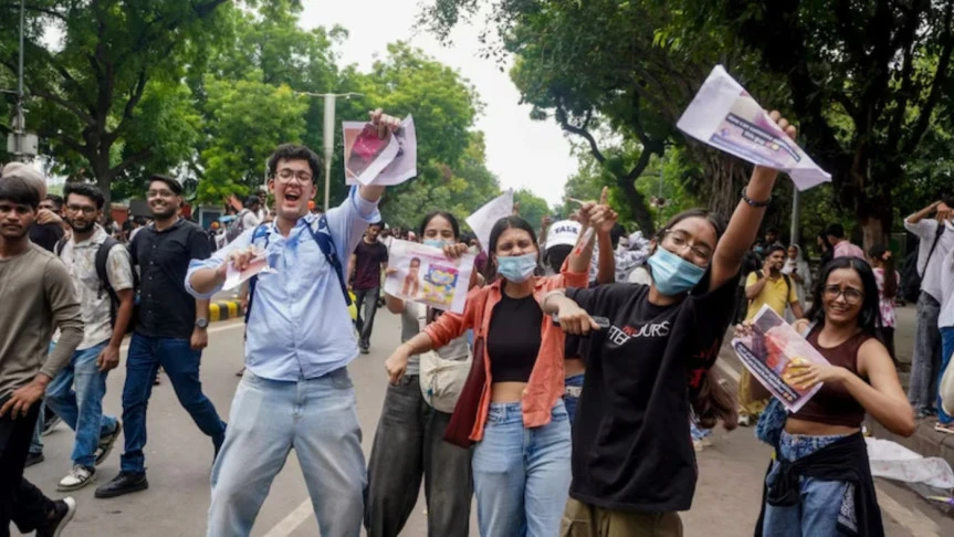 আন্দোলন প্রত্যাহার করল ‘ককরোচ জনতা পার্টি’
