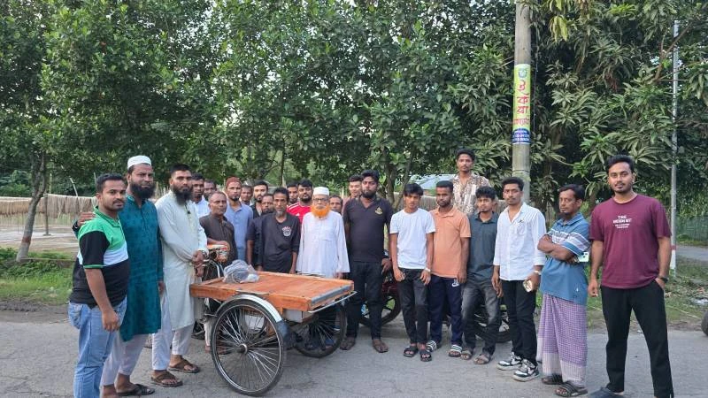 ভ্যানচালকের মুখে ফিরল হাসি, মানবিক উদ্যোগে নতুন ভ্যান উপহার