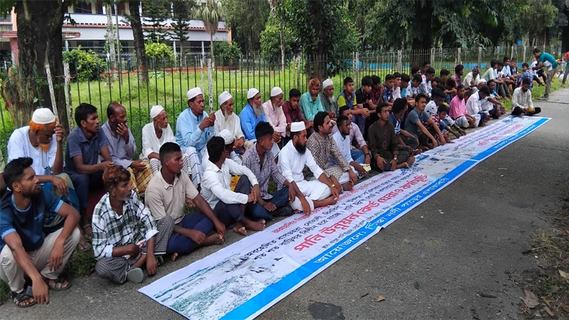 তিস্তার ভাঙন রোধের দাবিতে রংপুর পাউবো ঘেরাও