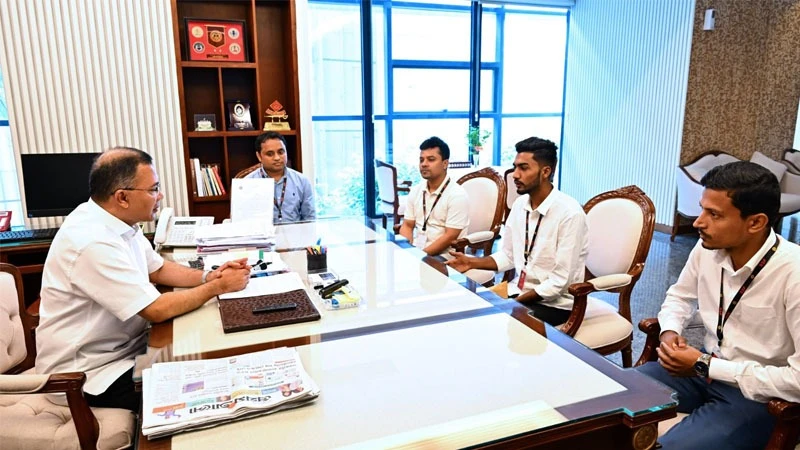 জুলাইয়ের সেই রক্তমাখা পতাকা হাতে নিয়ে প্রধানমন্ত্রীর সঙ্গে সাক্ষাৎ করলেন আজিজুর