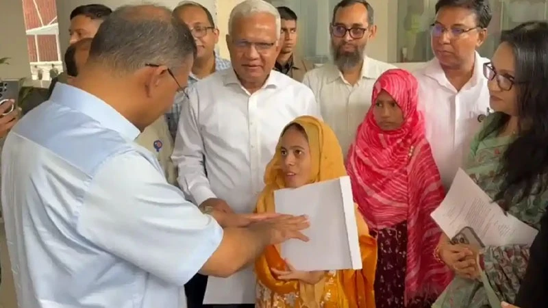 তিন প্রতিবন্ধী ব্যক্তির হাতে নিয়োগপত্র তুলে দিলেন প্রধানমন্ত্রী