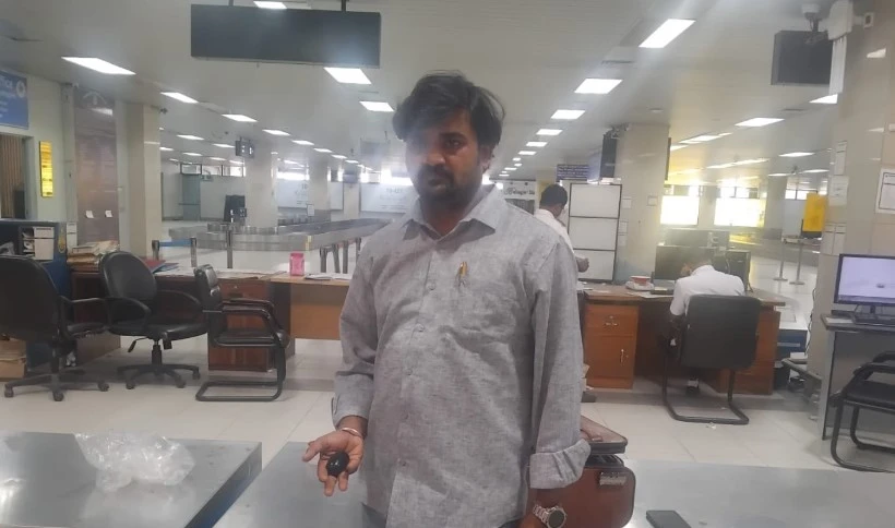 বিশেষ কৌশলে লুকানো কোটি টাকার স্বর্ণ উদ্ধার, ভারতীয় যাত্রী আটক