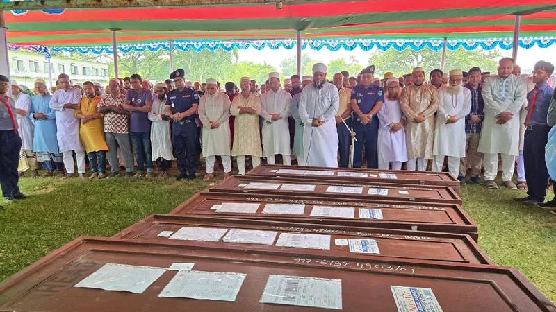 জানাজা শেষে নওগাঁর ৭ জনের মরদেহ পরিবারের কাছে হস্তান্তর