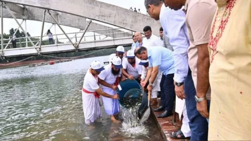 জিয়া উদ্যানের জলাশয়ে মৎস্য পোনা অবমুক্ত করলেন প্রধানমন্ত্রী