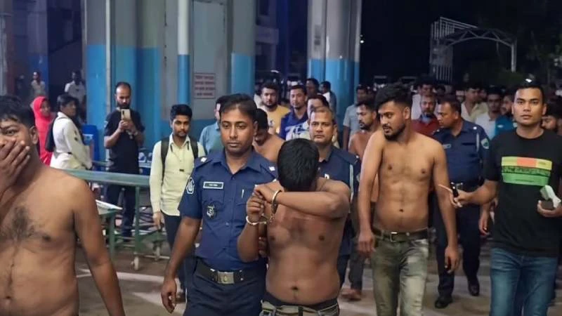 ভুল ইনজেকশনে’ রোগীর মৃত্যু, শজিমেকে স্বজন-চিকিৎসক সংঘর্ষে আহত ১২