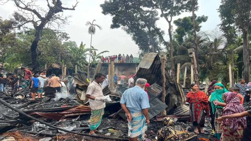 রায়পুরে যুবকের দেওয়া আগুনে ১১ পরিবারের ঘর পুড়ে ছাই