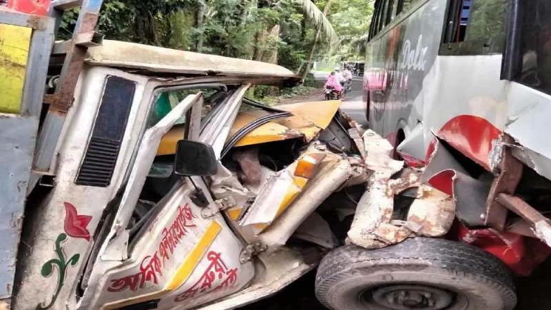 মোরেলগঞ্জে গ্যাসের ট্রাক ও বাস সংঘর্ষ