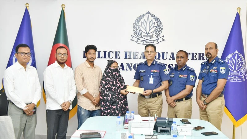 কর্তব্যরত অবস্থায় জীবন উৎসর্গকারী পুলিশ সদস্যের পরিবারকে আইজিপির আর্থিক অনুদান