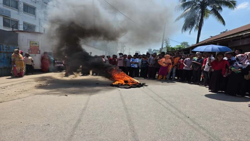 গাজীপুরে রাস্তায় আগুন জ্বালিয়ে গার্মেন্টস শ্রমিকদের বিক্ষোভ