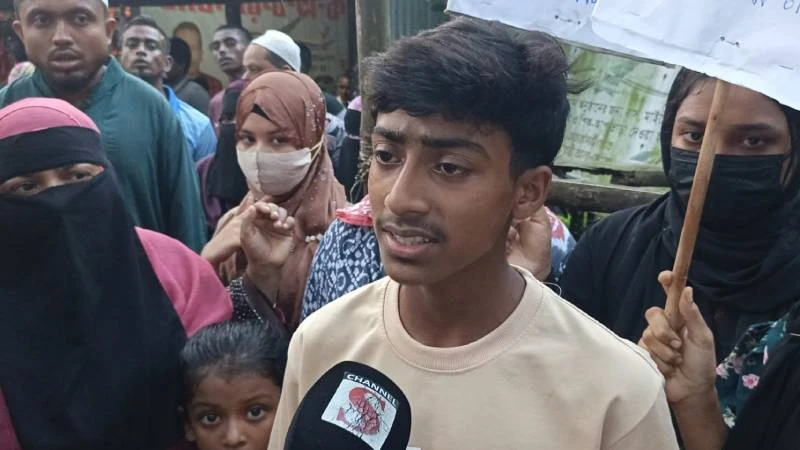 বাবার হত্যাকারীদের গ্রেফতারের দাবীতে থানার সামনে বিক্ষোভ কিশোর মারুফের