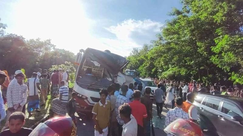 মাদারীপুরে বিকল বাসে আরেক বাসের ধাক্কা, নিহত ৩