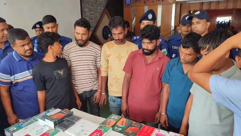 বগুড়ায় দোকানের শাটার কেটে ৯৪ মোবাইল চুরি, চোর চক্রের ৮ সদস্য গ্রেপ্তার