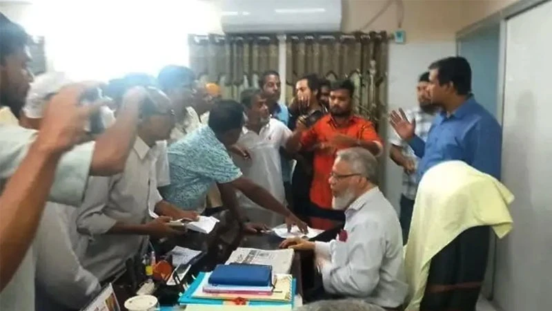 রাজশাহী মেডিকেল বিশ্ববিদ্যালয়ের উপাচার্যকে জোর করে পদত্যাগপত্রে স্বাক্ষর করানোর অভিযোগ