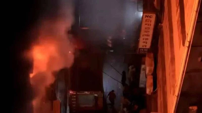 চকবাজারে বহুতল ভবনে আগুন, নিয়ন্ত্রণে ১০ ইউনিট