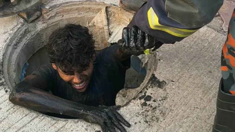 ধামরাইয়ে ম্যানহোলে আটকে পড়া মানসিক প্রতিবন্ধী যুবক উদ্ধার