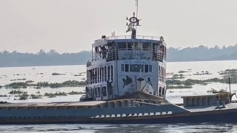 চাঁদপুরে যাত্রীবাহী লঞ্চের সঙ্গে বালুবাহী বাল্কহেডের ধাক্কা