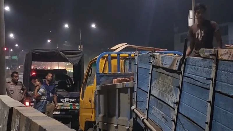ধামরাইয়ে ট্রাকের ধাক্কা আইল্যান্ডে, অল্পের জন্য রক্ষা পেল কোচের যাত্রীরা