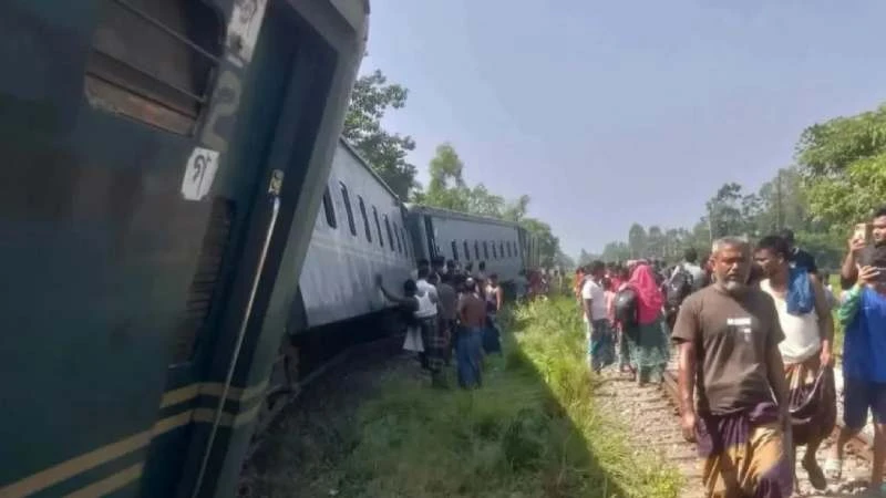 লাকসামে কর্ণফুলি এক্সপ্রেস লাইনচ্যুত, চট্টগ্রাম-ঢাকা রেল যোগাযোগ বন্ধ