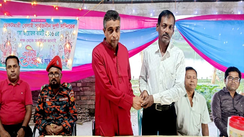 শারদীয় দূর্গাপুজায় বিভিন্ন মন্দিরে আর্থিক অনুদান দিলেন সমাজসেবক দিব্যেন্দু বোস