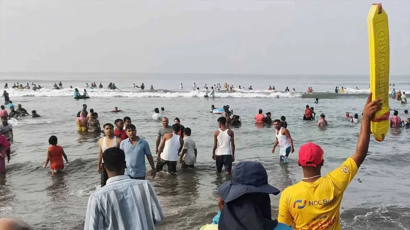 কক্সবাজারে সৈকতে গোসলে নেমে ৩ পর্যটকের মৃত্যু, নিখোঁজ ২