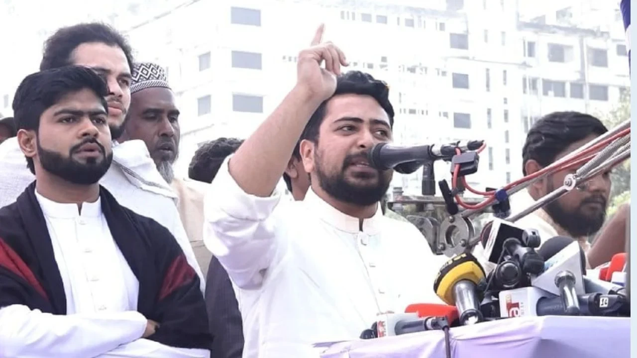 একটি পক্ষ আমাদের মা-বোনদের ভয় পাচ্ছে : নাহিদ ইসলাম