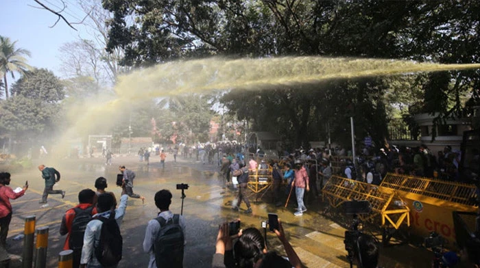 পুলিশের জলকামান-গ্রেনেড উপেক্ষা করে যমুনার সামনে সরকারি কর্মচারীদের অবস্থান