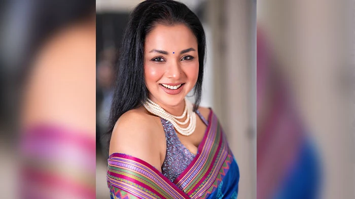 শাড়িতে উষ্ণতা ছড়াচ্ছেন রুনা খান