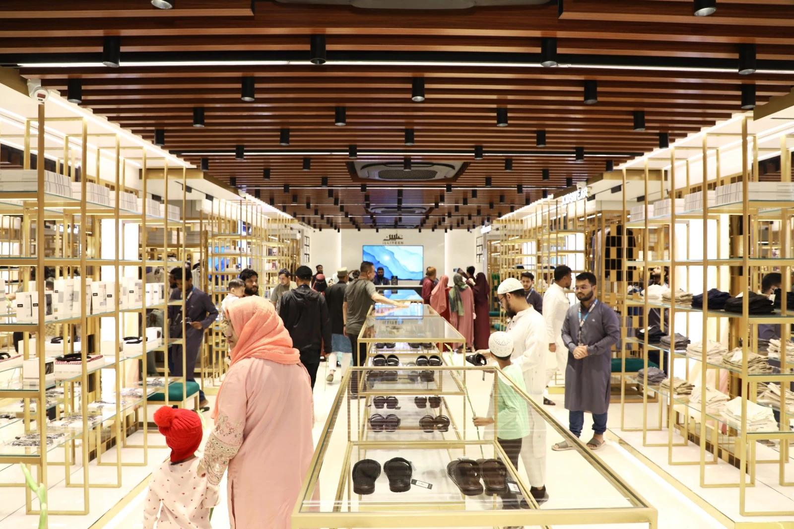 চট্টগ্রাম হালিশহরে ইল্লিয়ীনের ফ্ল্যাগশিপ স্টোর চালু