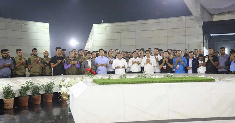 নির্বাচনী প্রচারণা শেষ করে বাবা-মায়ের কবর জিয়ারত করলেন তারেক রহমান