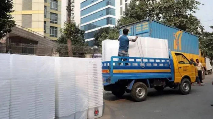 কেন্দ্রে কেন্দ্রে পৌঁছানো হচ্ছে ভোটের ব্যালট-সরঞ্জাম