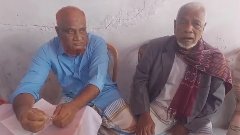 কুমিল্লায় ভোটার স্লিপের সঙ্গে টাকা বিলির সময় বিএনপি নেতাসহ আটক ২