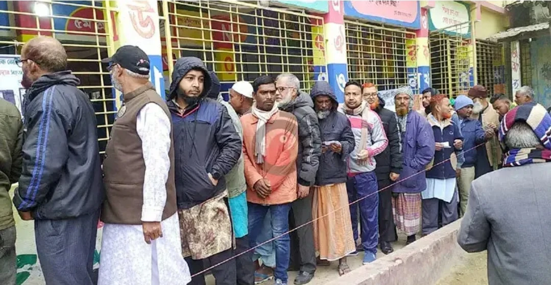 সারিবদ্ধভাবে দাঁড়িয়ে ভোট দিচ্ছেন ভোটাররা/ফাইল ছবি