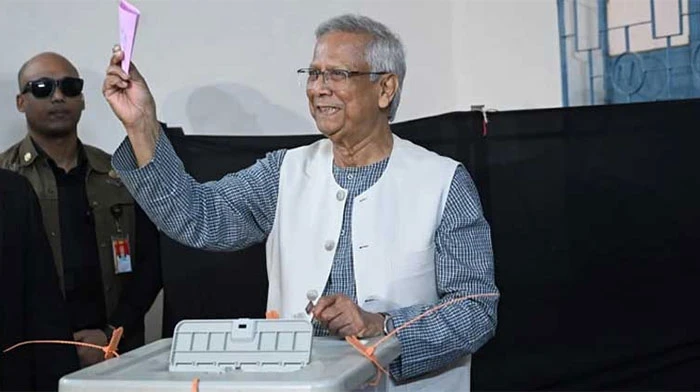 নতুন বাংলাদেশের প্রক্রিয়া শুরু হলো 'ঈদ মোবারক': ভোট প্রদান শেষে প্রধান উপদেষ্টা