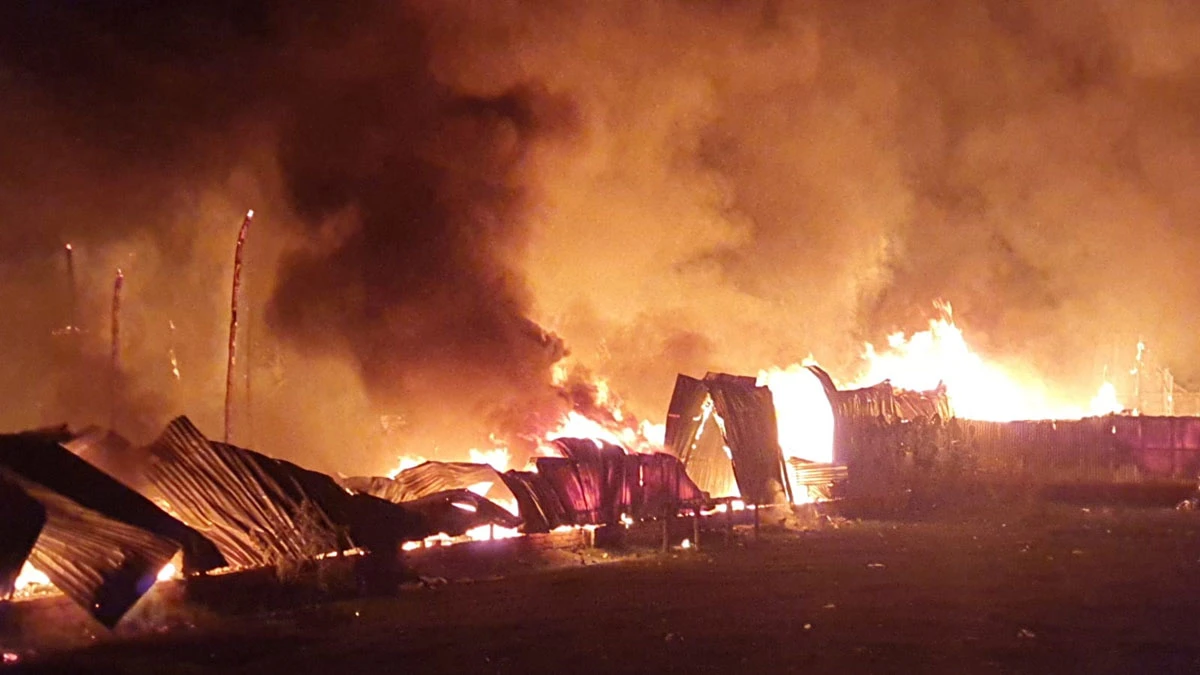 গাজীপুরের ঝুট গুদামে আগুন, নিয়ন্ত্রণে চার ইউনিট