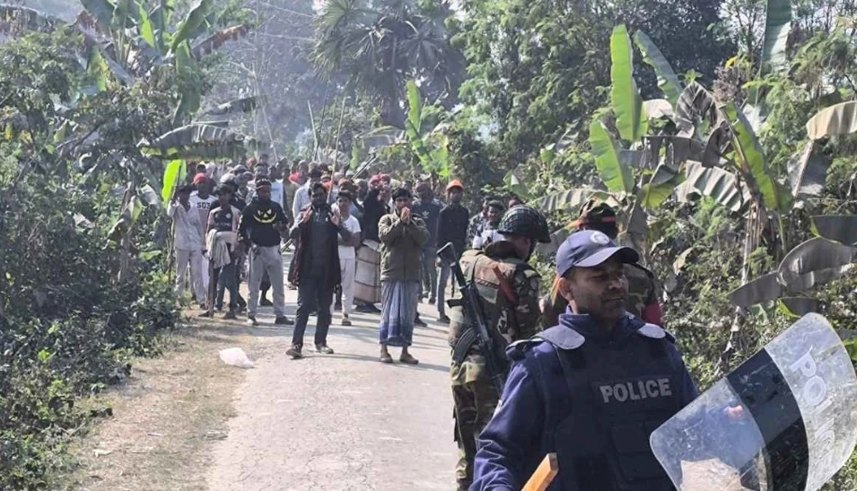 ফরিদপুরে দফায় দফায় সংঘর্ষে বাড়িঘরে হামলা-আগুন: আহত ৩০