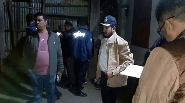 নিজ বাড়িতে ঢুকে আইনজীবীর সহকারীকে কুপিয়ে হত্যা