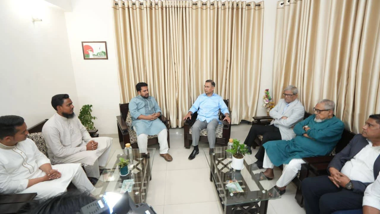 নাহিদ ইসলামের বাসায় তারেক রহমান