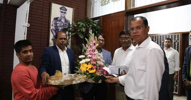 তারেক রহমানকে ফুল ও মিষ্টি পাঠিয়েছেন মমতা