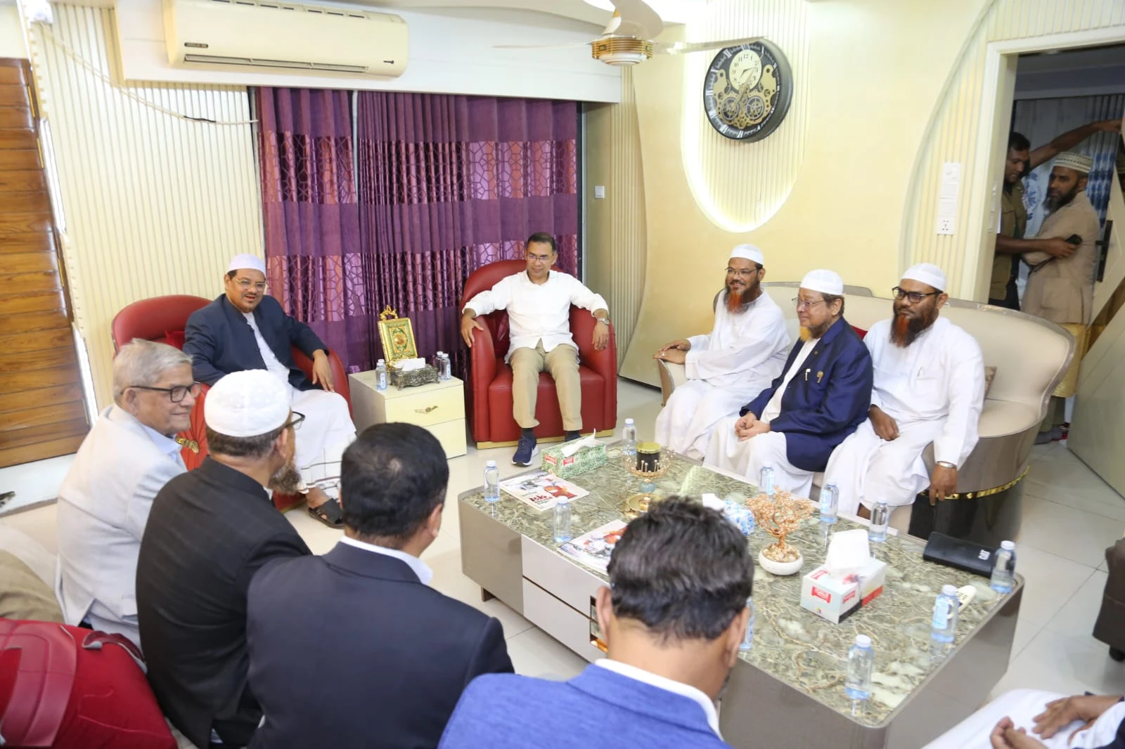 চরমোনাই পীরের বাসায় তারেক রহমান